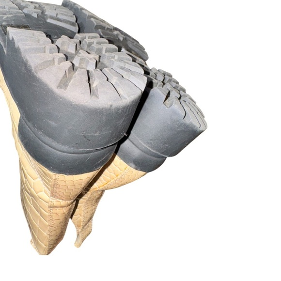 Urban Outfitters Chelsea Boot Grunge Goth Chunky Croc Platform Combat Ivory Sz 8 - Picture 9 of 15